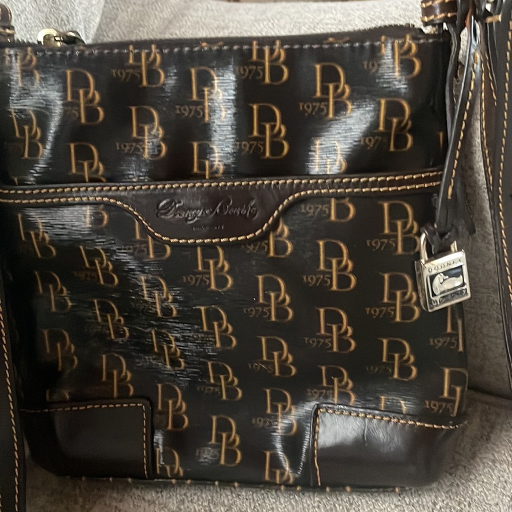 Dooney & Bourke classic 1975 crossbody vintage !!! Excellent condition